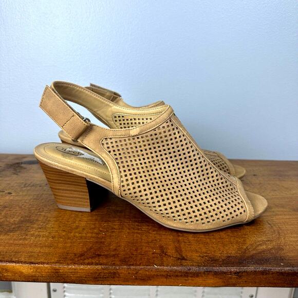 City Classified Comfort Open Toe Eyelet‎ Sandal 2.5" heel Size 6 - Picture 1 of 11